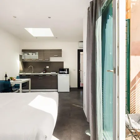 Lovely Studio With Balcony By St Peter 로마